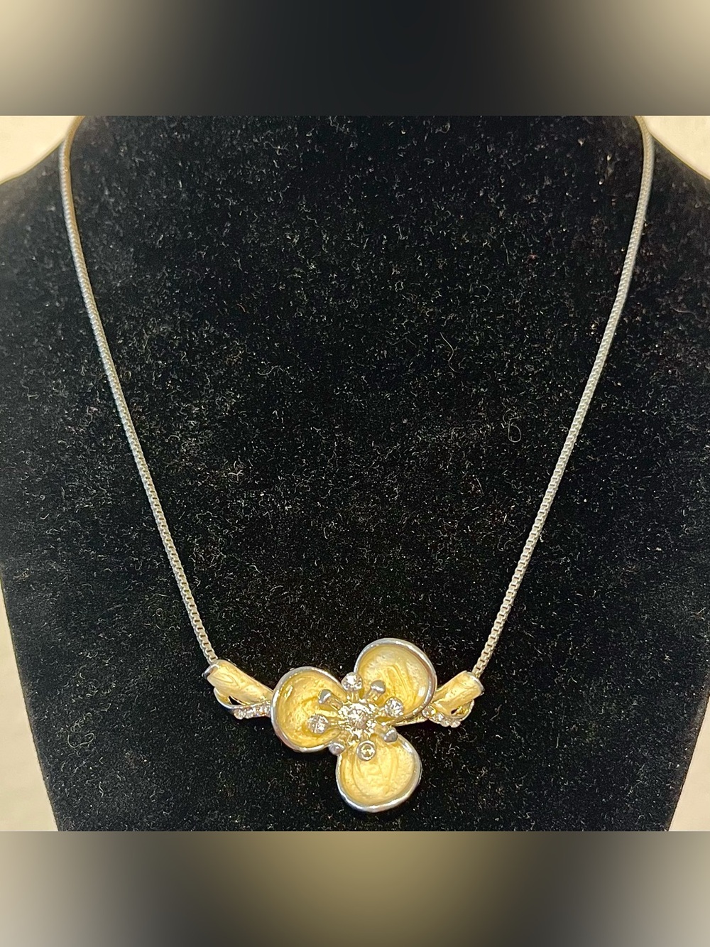 Vintage Y2K Silver and Cream Floral Pendant Necklace